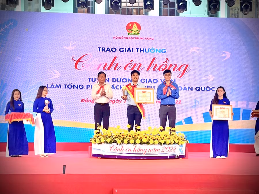 Thầy Hân vinh dự nhận khen thưởng giáo viên Tổng phụ trách tiêu biểu toàn quốc.