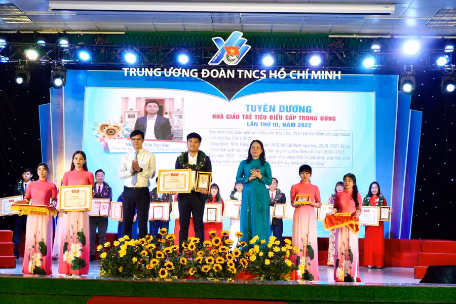 Thầy Hân nhận khen thưởng Nhà giáo trẻ tiêu biểu cấp trung ương.