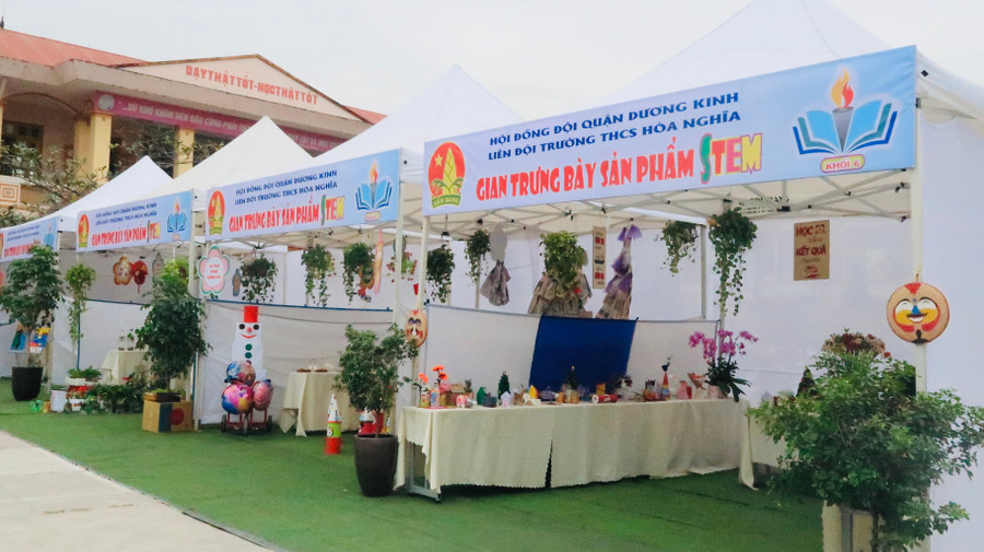 Triển lãm STEM trong chương trình. Triển lãm STEM trong chương trình.