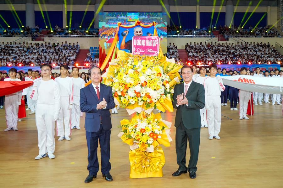 Bộ trưởng Bộ GD&ĐT Nguyễn Kim Sơn tặng hoa chúc mừng TP Hải Phòng. Bộ trưởng Bộ GD&ĐT Nguyễn Kim Sơn tặng hoa chúc mừng TP Hải Phòng.