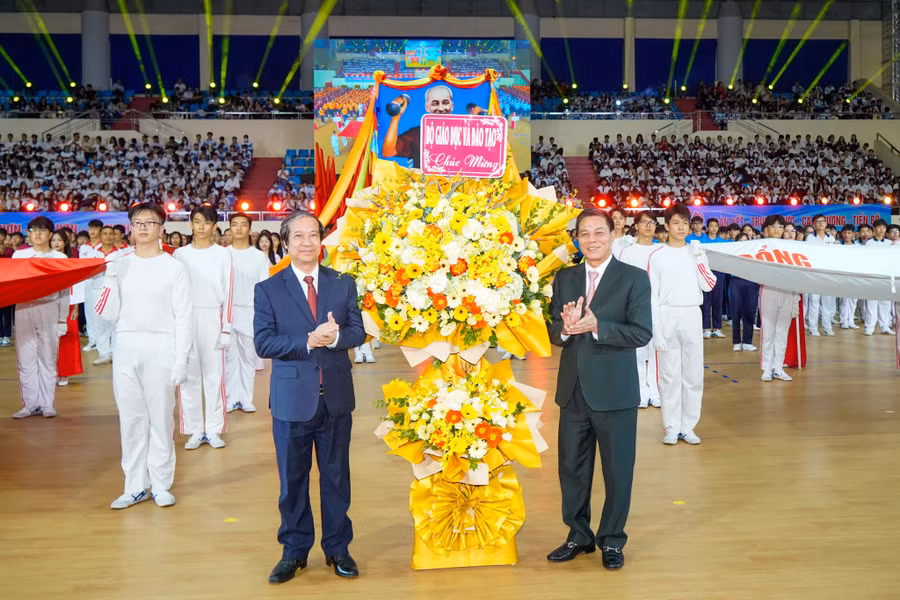 Bộ trưởng Bộ GD&amp;ĐT Nguyễn Kim Sơn tặng hoa chúc mừng TP Hải Phòng.