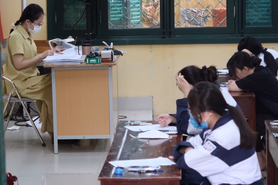 Học sinh lớp 12 Trường THPT Ngô Quyền trong giờ thi thử tốt nghiệp THPT do Sở GD&amp;ĐT tổ chức ngày 21/4.