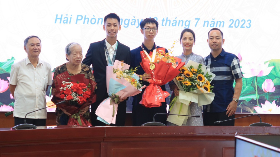 An Thịnh cùng gia đình khi nhận khen thưởng của thành phố. An Thịnh cùng gia đình khi nhận khen thưởng của thành phố.