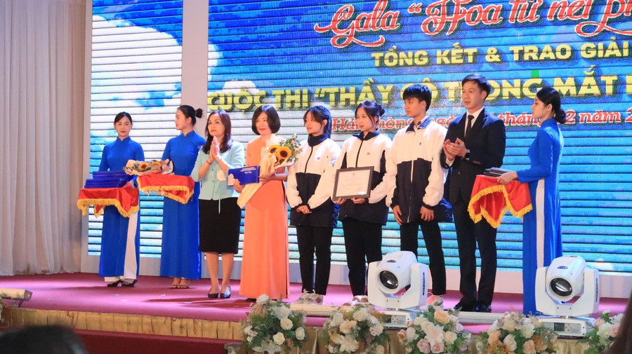 Ban tổ chức trao thưởng cho nhóm tác giả.