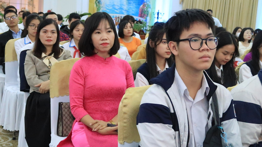 Đông đảo học sinh, thầy cô tham dự chương trình.