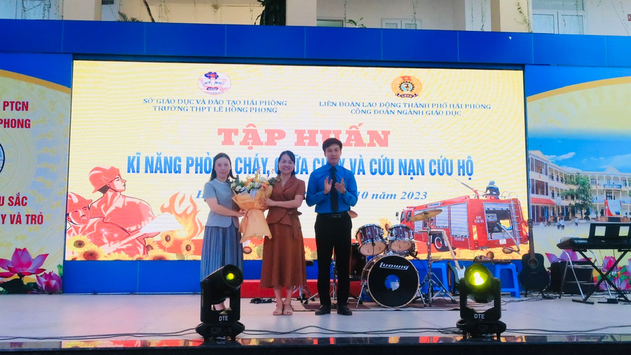 Công đoàn ngành Giáo dục tặng hoa chúc mừng nữ giáo viên. Công đoàn ngành Giáo dục tặng hoa chúc mừng nữ giáo viên.