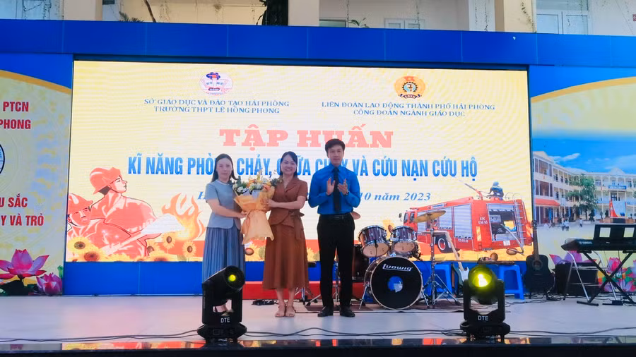 Công đoàn ngành Giáo dục tặng hoa chúc mừng nữ giáo viên.