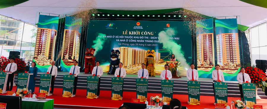 Đại biểu thành phố và chủ đầu tư nhấn nút khởi công dự án.