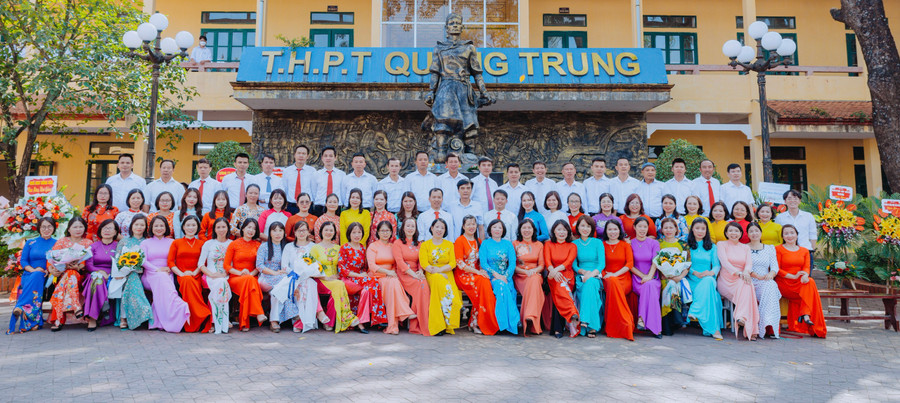 Cán bộ giáo viên nhà trường. Cán bộ giáo viên nhà trường.