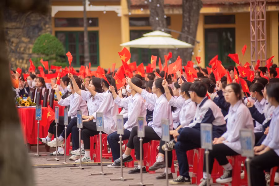 Gần 60 năm qua, thế hệ thầy trò Trường THPT Quang Trung đã nỗ lực không ngừng tô thắm bảng vàng thành tích của nhà trường và đóng góp to lớn cho sự nghiệp giáo dục của thành phố Cảng.