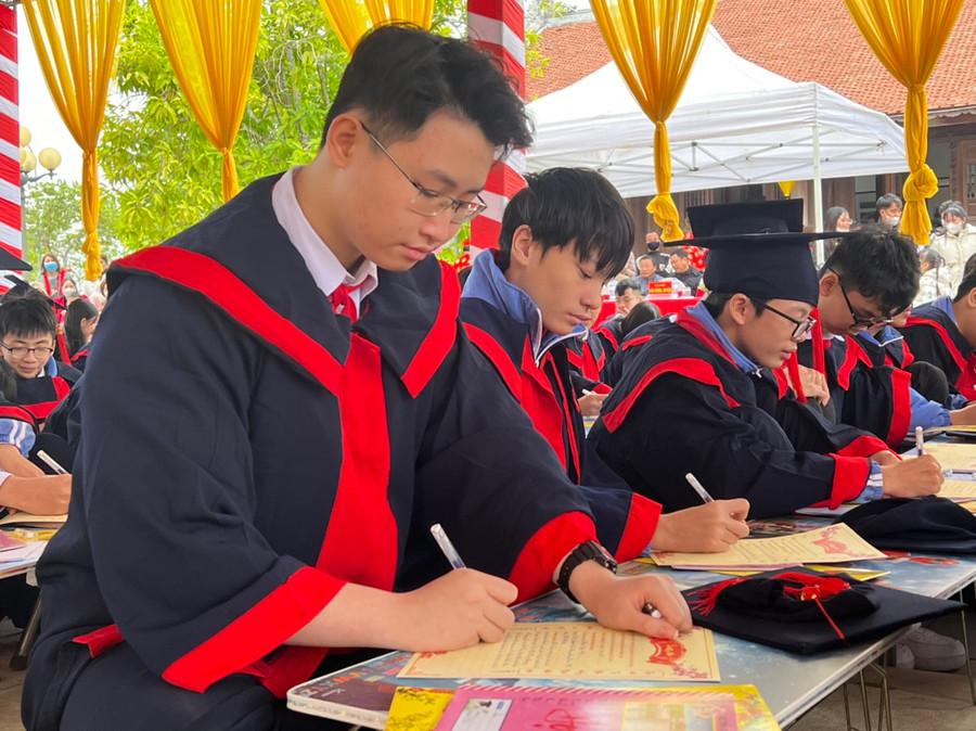 Em Phạm Gia Minh, học sinh lớp 9, Trường THCS Đằng Lâm, quận Hải An khai bút đầu xuân. Em Phạm Gia Minh, học sinh lớp 9, Trường THCS Đằng Lâm, quận Hải An khai bút đầu xuân.