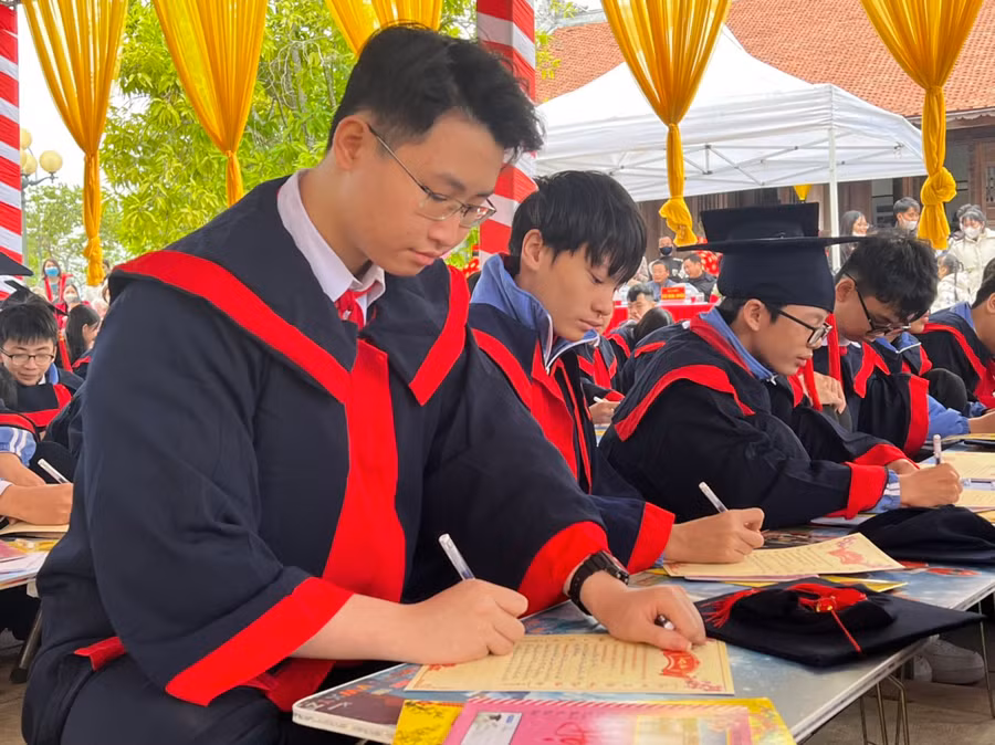 Em Phạm Gia Minh, học sinh lớp 9, Trường THCS Đằng Lâm, quận Hải An khai bút đầu xuân.