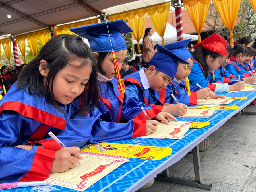 Khai bút đầu xuân là hoạt động văn hóa, giáo dục có ý nghĩa nhân văn sâu sắc đối với mọi người dân Việt Nam. Khai bút đầu xuân là hoạt động văn hóa, giáo dục có ý nghĩa nhân văn sâu sắc đối với mọi người dân Việt Nam.