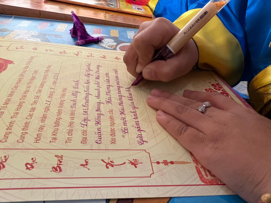 Nét chữ nắn nót của học trò tại Lễ hội Khai bút đầu xuân Quý Mão 2023. Nét chữ nắn nót của học trò tại Lễ hội Khai bút đầu xuân Quý Mão 2023.