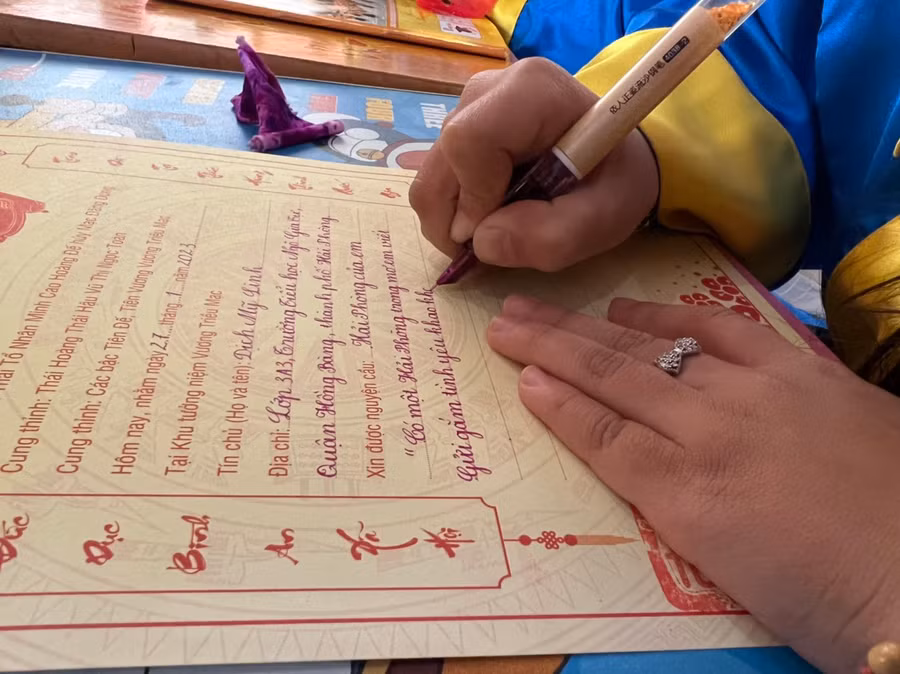 Nét chữ nắn nót của học trò tại Lễ hội Khai bút đầu xuân Quý Mão 2023.