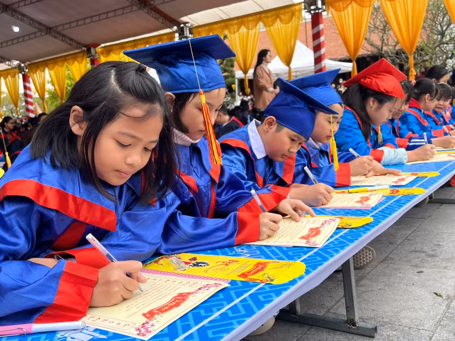 Khai bút đầu xuân là hoạt động văn hóa, giáo dục có ý nghĩa nhân văn sâu sắc đối với mọi người dân Việt Nam.