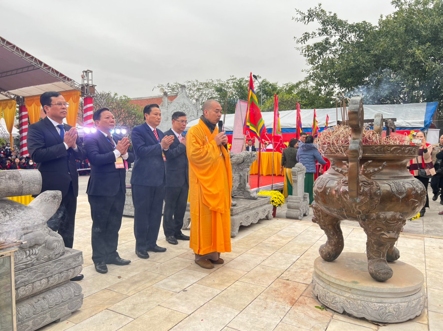 Đại đức Thích Chân Thường, Phó trưởng ban Trị sự Giáo hội Phật giáo Việt Nam huyện Kiến Thuỵ cùng lãnh đạo thành phố, lãnh đạo huyện Kiến Thuỵ làm lễ tâm linh dâng hương cầu nguyện âm siêu, dương khánh, quốc thái dân an. Đại đức Thích Chân Thường, Phó trưởng ban Trị sự Giáo hội Phật giáo Việt Nam huyện Kiến Thuỵ cùng lãnh đạo thành phố, lãnh đạo huyện Kiến Thuỵ làm lễ tâm linh dâng hương cầu nguyện âm siêu, dương khánh, quốc thái dân an.