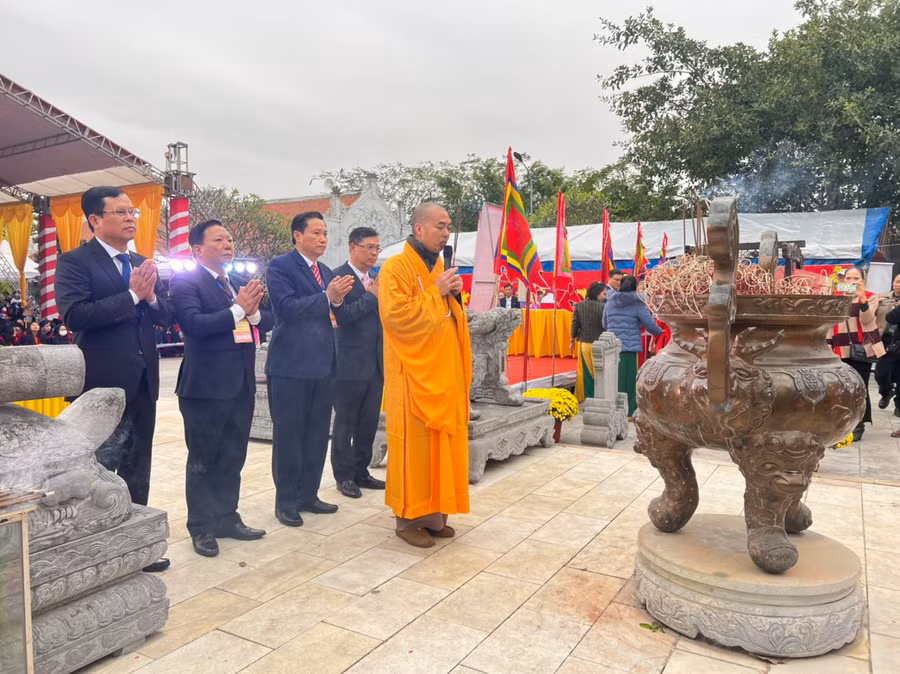 Đại đức Thích Chân Thường, Phó trưởng ban Trị sự Giáo hội Phật giáo Việt Nam huyện Kiến Thuỵ cùng lãnh đạo thành phố, lãnh đạo huyện Kiến Thuỵ làm lễ tâm linh dâng hương cầu nguyện âm siêu, dương khánh, quốc thái dân an.