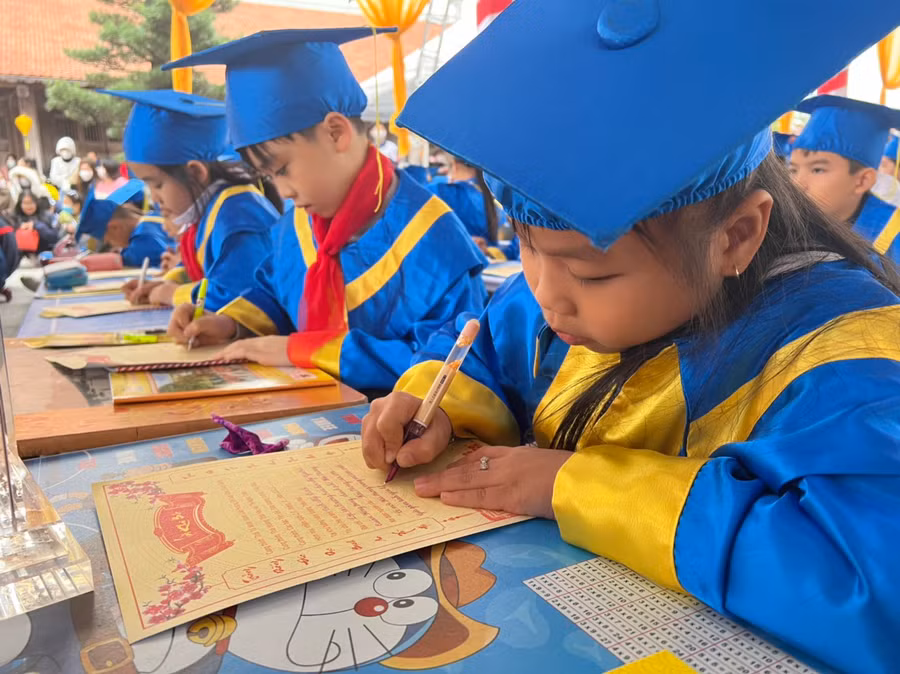 Học sinh Hải Phòng tham dự Lễ hội Khai bút xuân Quý Mão 2023.