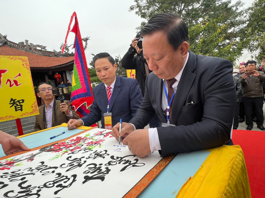 Ông Nguyễn Đức Thọ, Phó Chủ tịch UBND TP Hải Phòng kí khai bút đầu xuân. Ông Nguyễn Đức Thọ, Phó Chủ tịch UBND TP Hải Phòng kí khai bút đầu xuân.