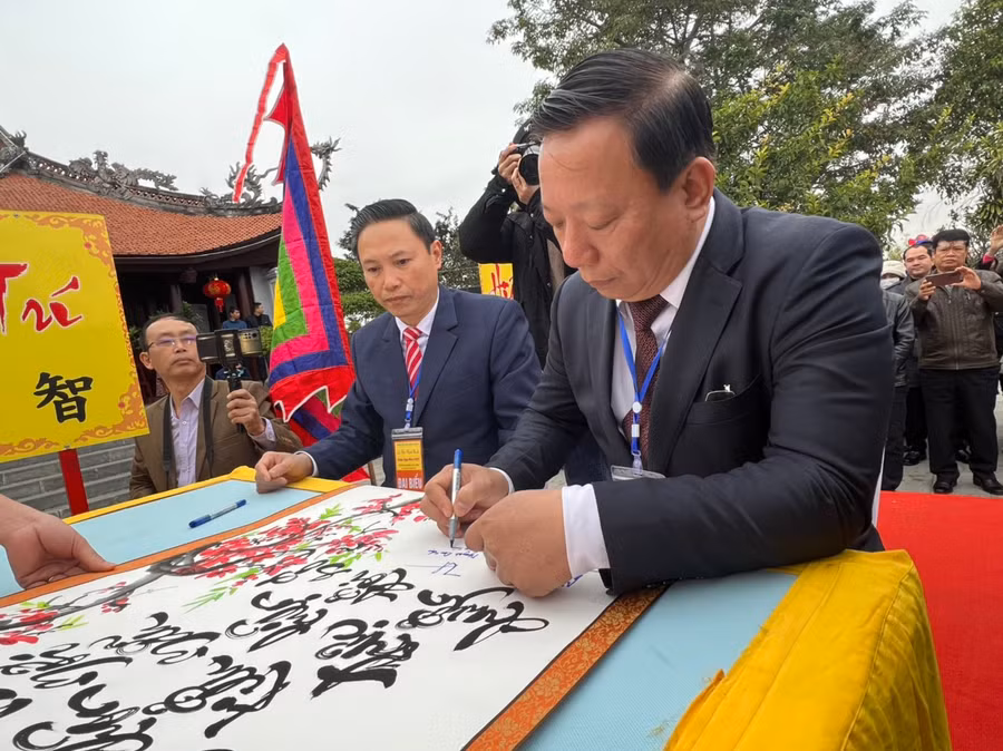 Ông Nguyễn Đức Thọ, Phó Chủ tịch UBND TP Hải Phòng kí khai bút đầu xuân.