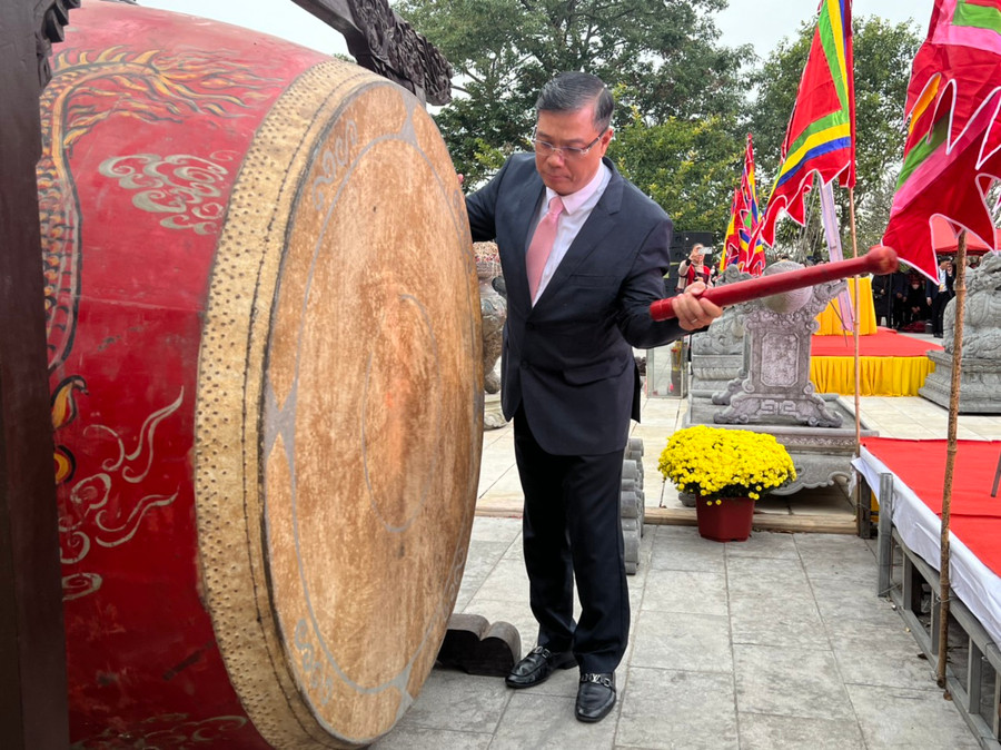 Ông Đỗ Đức Hoà, Bí thư huyện Uỷ Kiến Thuỵ đánh trống Khai hội. Ông Đỗ Đức Hoà, Bí thư huyện Uỷ Kiến Thuỵ đánh trống Khai hội.