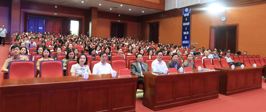 Cán bộ các phòng, ban và trường học tại quận Hồng Bàng dự Hội nghị. Cán bộ các phòng, ban và trường học tại quận Hồng Bàng dự Hội nghị.