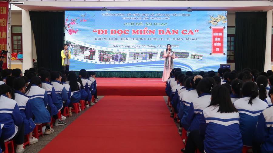 Cô giáo Trần Thị Anh Hiền, giáo viên Âm nhạc cùng học sinh lớp 7 nhà trường trong tiết dạy.