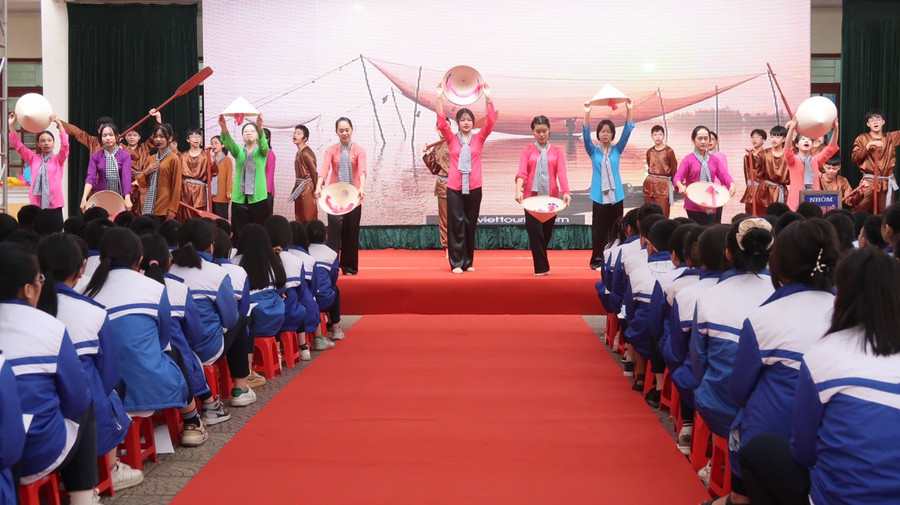 Nhóm Nam Bộ báo cáo thực hiện nhiệm vụ được cô giáo phân công.