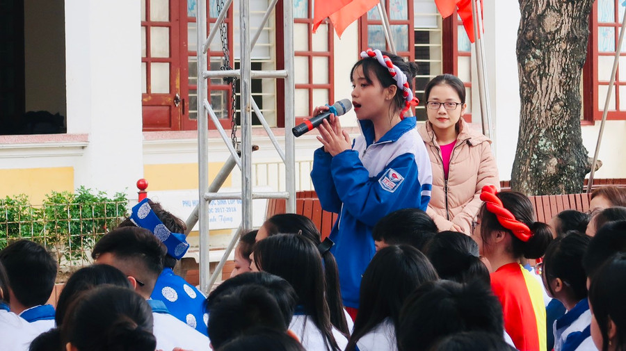 Học sinh tham gia trao đổi cùng các nhóm về các loại hình dân ca.