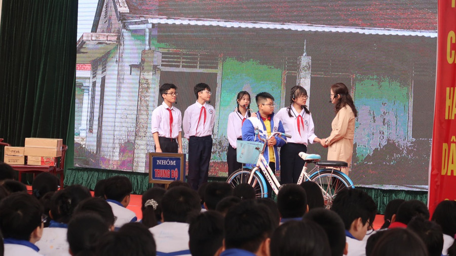 Phần hoạt cảnh của nhóm Trung Bộ mang lại cảm xúc lắng đọng về tình yêu thương.