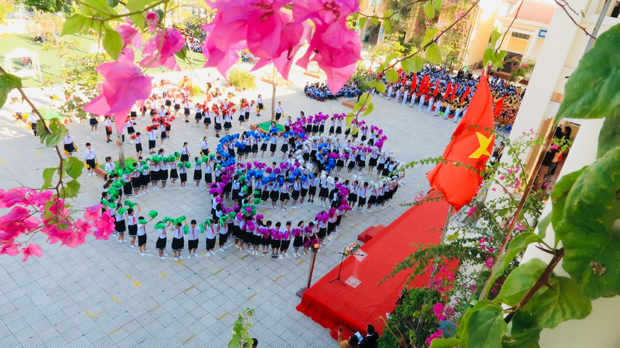 Màn đồng diễn rực rỡ màu cờ sắc áo của vận động viên các trường tiểu học trên địa bàn. Màn đồng diễn rực rỡ màu cờ sắc áo của vận động viên các trường tiểu học trên địa bàn.