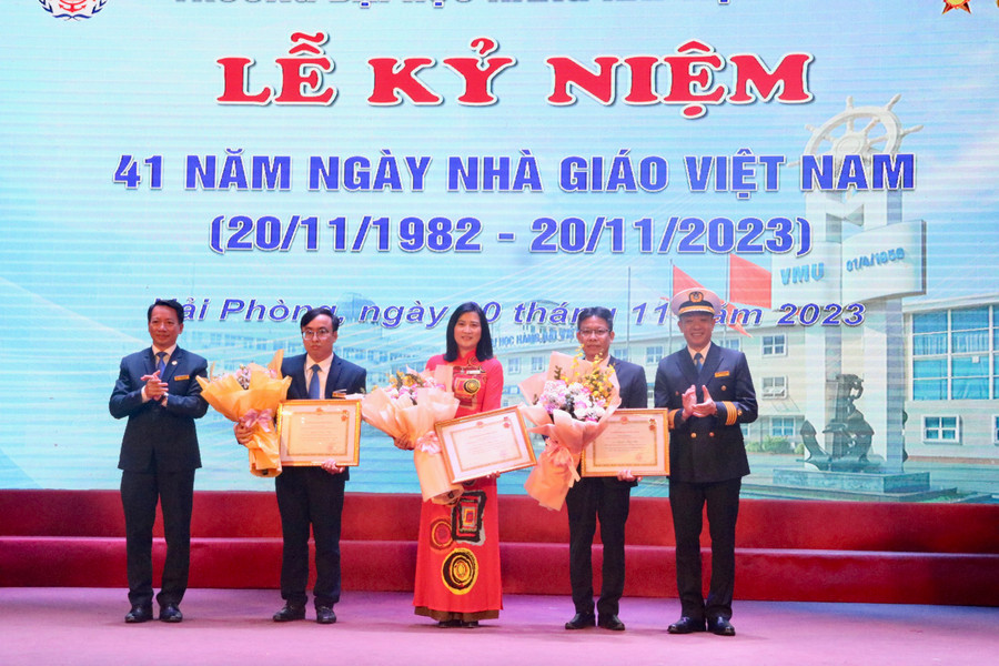 Trường Đại học Hàng hải Việt Nam tri ân những đóng góp của các nhà giáo.