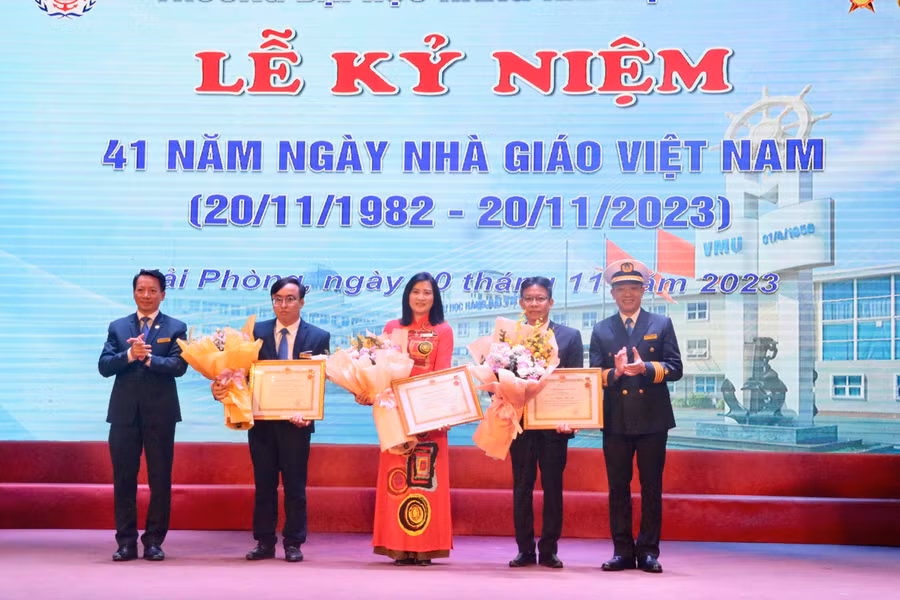 Trường Đại học Hàng hải Việt Nam tri ân những đóng góp của các nhà giáo.