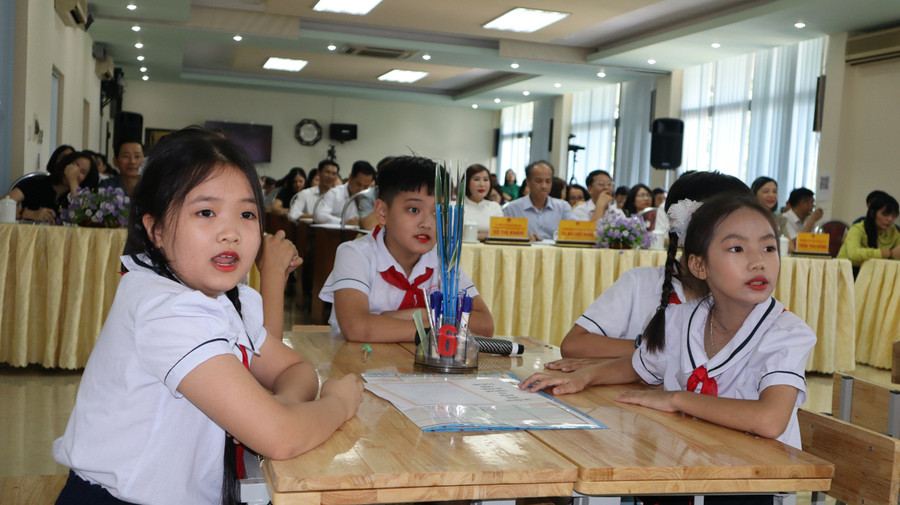 Học sinh tham gia tiết chuyên đề chuyên môn Lịch sử- Địa lí lớp 4. Học sinh tham gia tiết chuyên đề chuyên môn Lịch sử- Địa lí lớp 4.