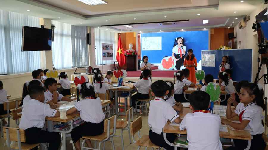 Tính tích hợp liên môn giữa lịch sử và địa lí được thể hiện khá rõ. Tính tích hợp liên môn giữa lịch sử và địa lí được thể hiện khá rõ.