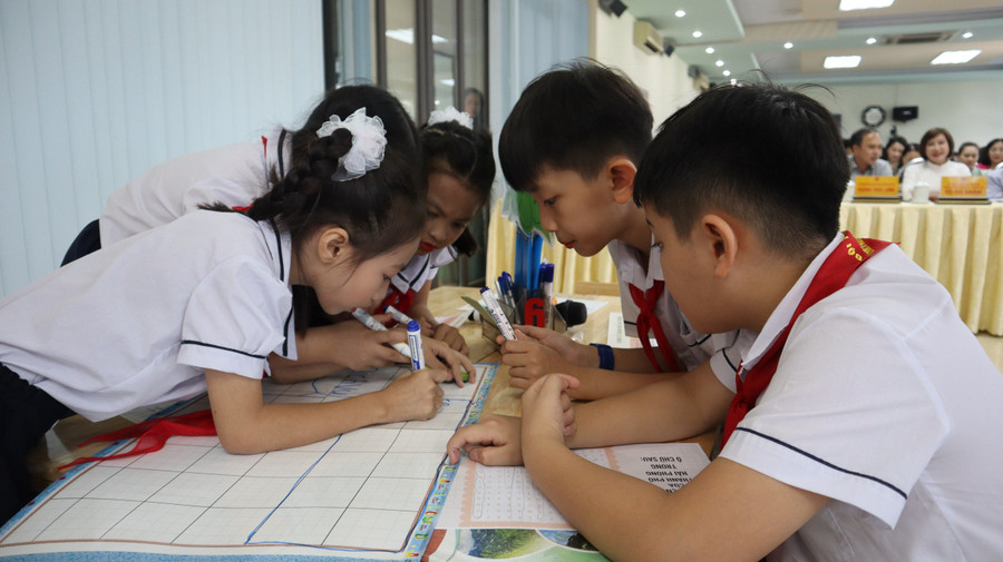 Học sinh được hoạt động nhóm tích cực để tiếp thu kiến thức bài học. Học sinh được hoạt động nhóm tích cực để tiếp thu kiến thức bài học.