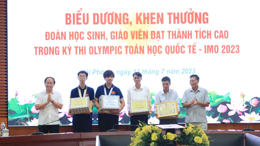 Nguyễn Đình Kiên (thứ 3 từ trái qua) vinh dự nhận khen thưởng của lãnh đạo TP Hải Phòng. Nguyễn Đình Kiên (thứ 3 từ trái qua) vinh dự nhận khen thưởng của lãnh đạo TP Hải Phòng.