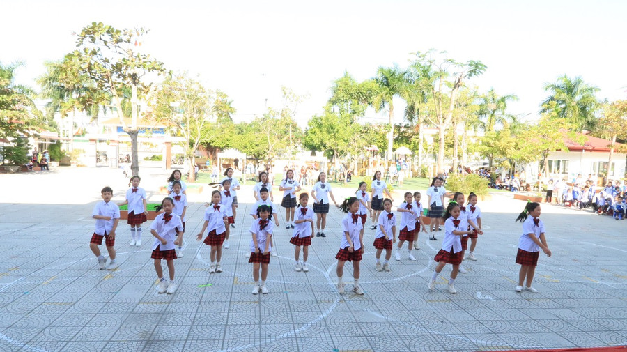 Cô trò cùng khoẻ để dạy tốt, học tốt. Cô trò cùng khoẻ để dạy tốt, học tốt.