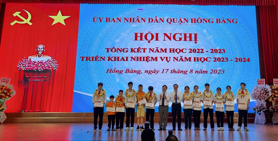 Lãnh đạo quận trao thưởng cho học sinh có thành tích cao trong học tập. Lãnh đạo quận trao thưởng cho học sinh có thành tích cao trong học tập.