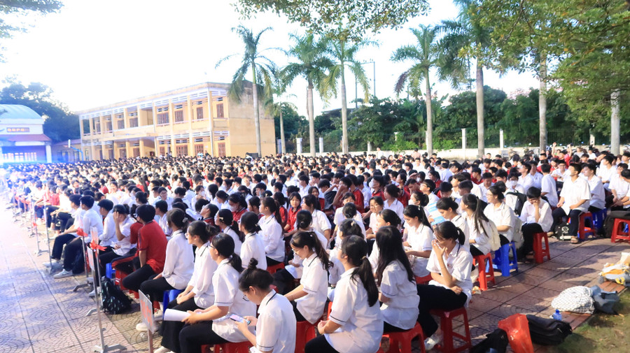 Hơn 1.800 học sinh tham dự chương trình. Hơn 1.800 học sinh tham dự chương trình.