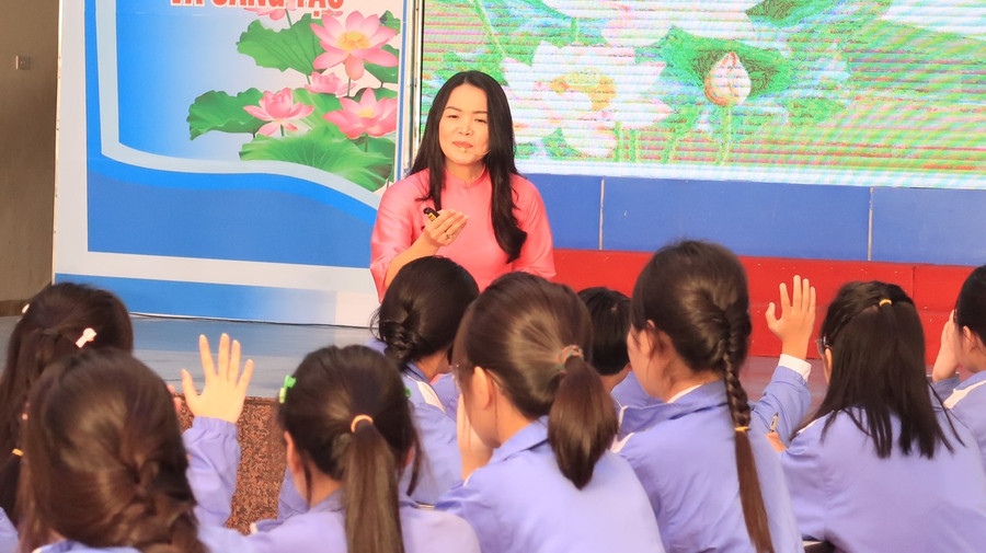 Cô giáo Nguyễn Thị Thu Hiền và các em học sinh lớp 8A4 thực hiện tiết dạy.