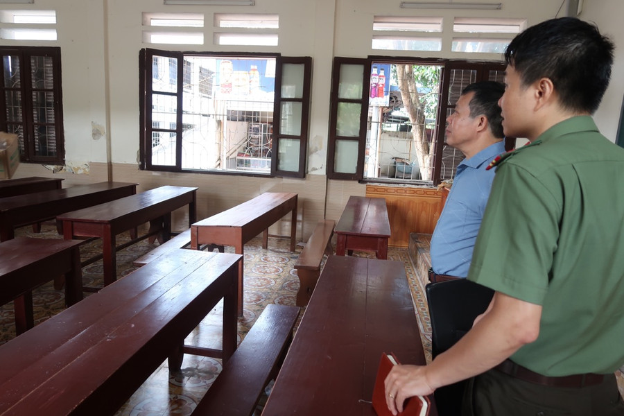 Trường THPT Quang Trung, huyện Thuỷ Nguyên có số lượng thí sinh dự thi là 576 em, trong đó chỉ tiêu tuyển sinh là 542 em. Đến nay trường đã cho dọn vệ sinh các phòng thi, dán niêm phong, ngắt camera... Trường THPT Quang Trung, huyện Thuỷ Nguyên có số lượng thí sinh dự thi là 576 em, trong đó chỉ tiêu tuyển sinh là 542 em. Đến nay trường đã cho dọn vệ sinh các phòng thi, dán niêm phong, ngắt camera...