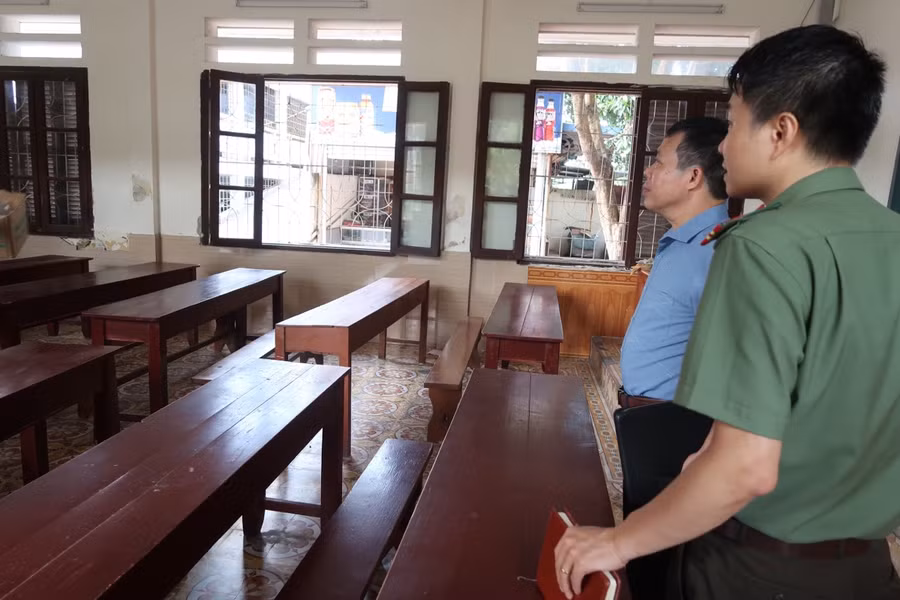 Trường THPT Quang Trung, huyện Thuỷ Nguyên có số lượng thí sinh dự thi là 576 em, trong đó chỉ tiêu tuyển sinh là 542 em. Đến nay trường đã cho dọn vệ sinh các phòng thi, dán niêm phong, ngắt camera...