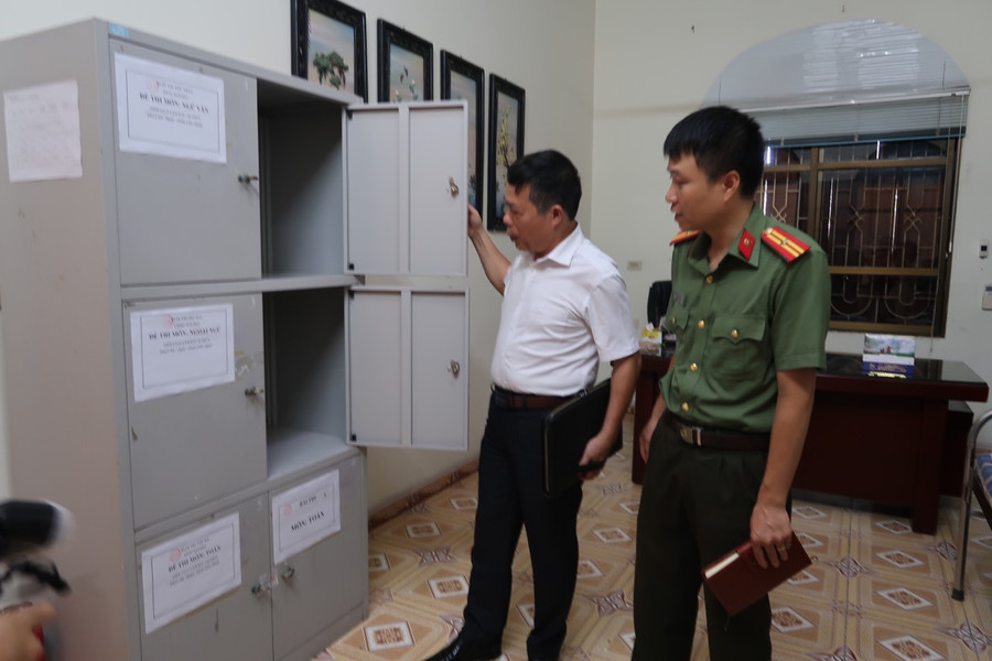 Đoàn công tác kiểm tra phòng Chủ tịch Hội đồng coi thi tại Hội đồng thi Trường THPT Nguyễn Trãi, huyện An Dương. Đoàn công tác kiểm tra phòng Chủ tịch Hội đồng coi thi tại Hội đồng thi Trường THPT Nguyễn Trãi, huyện An Dương.