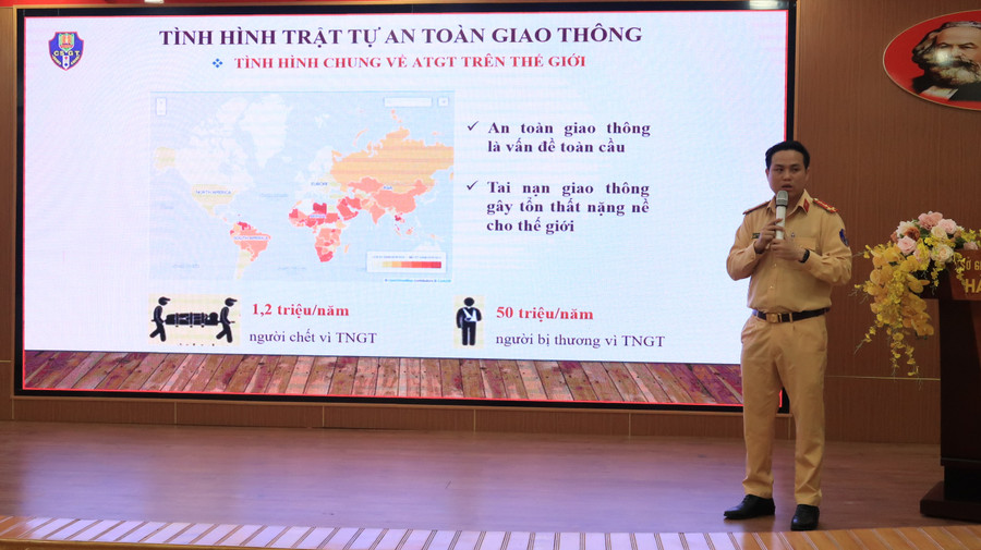 Đại uý Nguyễn Đức Ninh, Cán bộ Phòng CSGT đường bộ, đường sắt - Công an thành phố tuyên truyền về công tác bảo đảm an toàn giao thông. Đại uý Nguyễn Đức Ninh, Cán bộ Phòng CSGT đường bộ, đường sắt - Công an thành phố tuyên truyền về công tác bảo đảm an toàn giao thông.