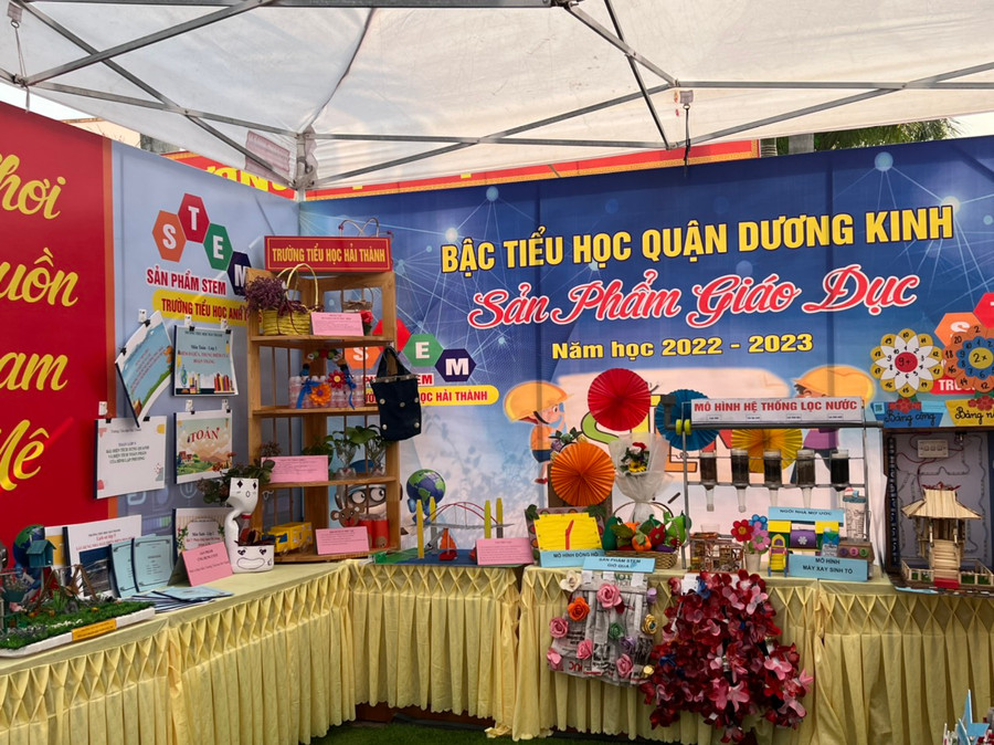 Gian trưng bày STEM của các trường tiểu học trên địa bàn quận Dương Kinh.