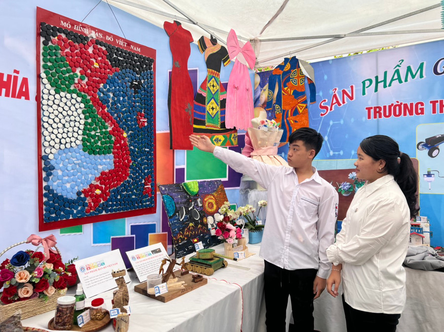 Em Nguyễn Hải An, lớp 9B, Trường THCS Hoà Nghĩa hứng thú khoe sản phẩm Bản đồ Việt Nam do em và các bạn tự tay làm nên từ nắp chai nhựa.