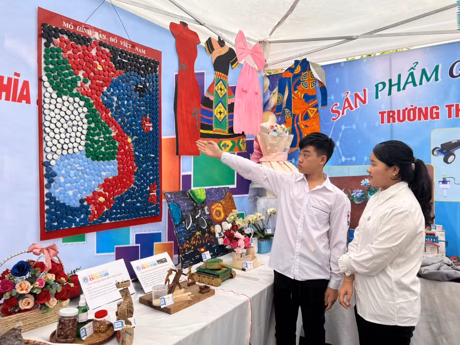 Em Nguyễn Hải An, lớp 9B, Trường THCS Hoà Nghĩa hứng thú khoe sản phẩm Bản đồ Việt Nam do em và các bạn tự tay làm nên từ nắp chai nhựa.