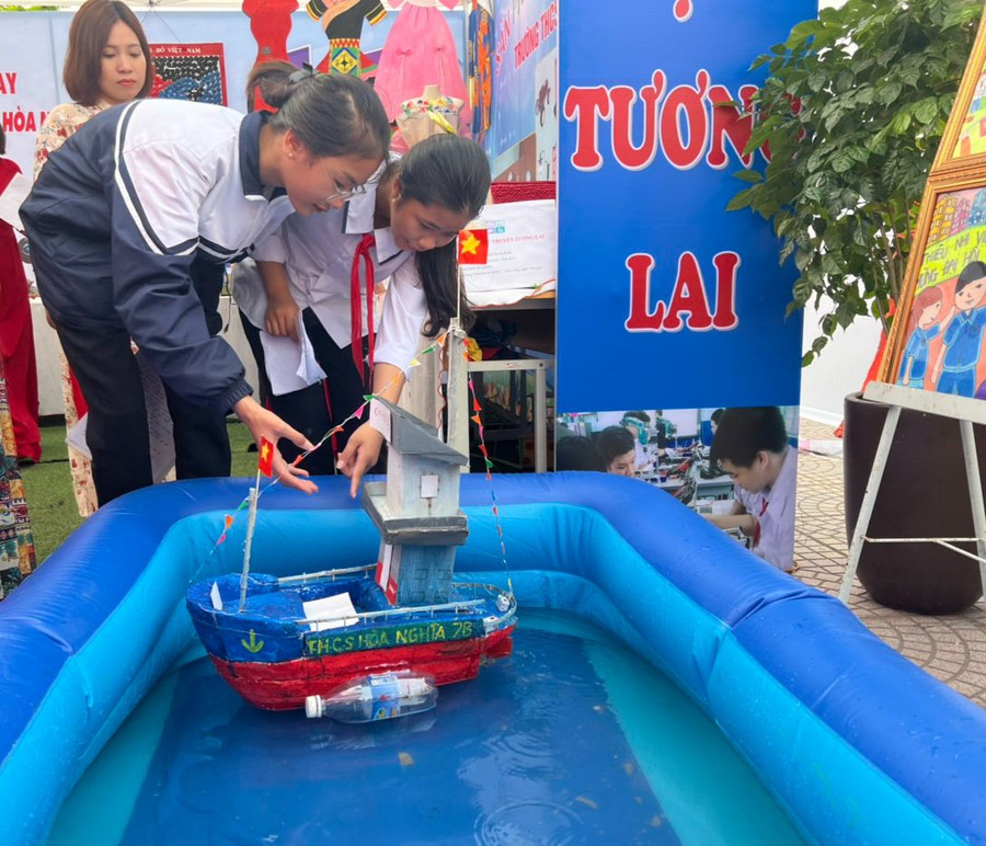 Học sinh lớp 7B, Trường THCS Hoà Nghĩa trải nghiệm sản phẩm Chiếc thuyền tương lai.